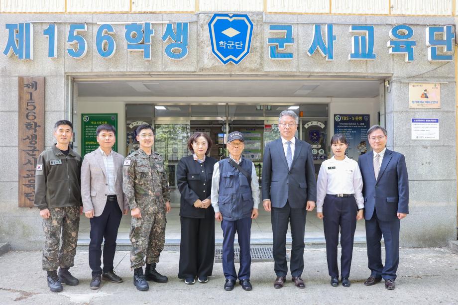 학군단 302호 강의실 현판 제막식(故 이규호 팀장을 기리며 아버지의 발전기금으로 학군단 교육환경 개선) 5